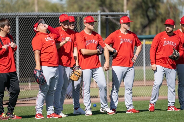 ベネズエラのホセ・スアレス投手とじゃれあう大谷、水原一平通訳が見守る　©Nanae Suzuki