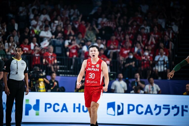 試合中もチームを鼓舞し続けた富永　©FIBA