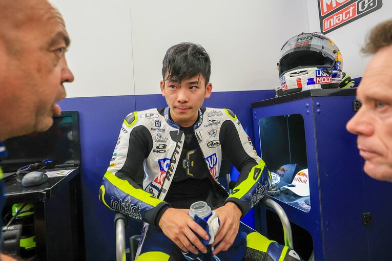 カタールGPのレース後ピットに戻り、呆然とした表情を見せる佐々木　©Satoshi Endo