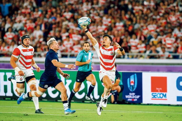2019年W杯スコットランド戦の前半39分、ラファエレティモシーのキックから大きく跳ねたボールのバウンドを読んだかのようなスーパーキャッチ、そのままトライを決めた  ©︎Tomoki Momozono