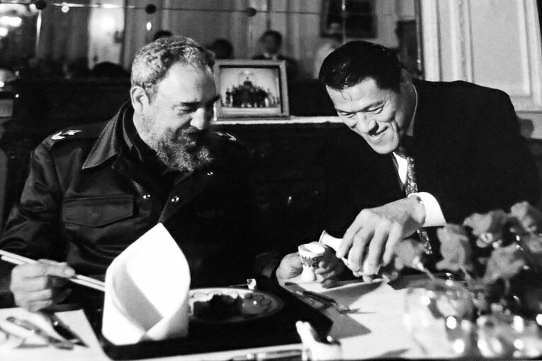 カストロ議長にお酌をする猪木