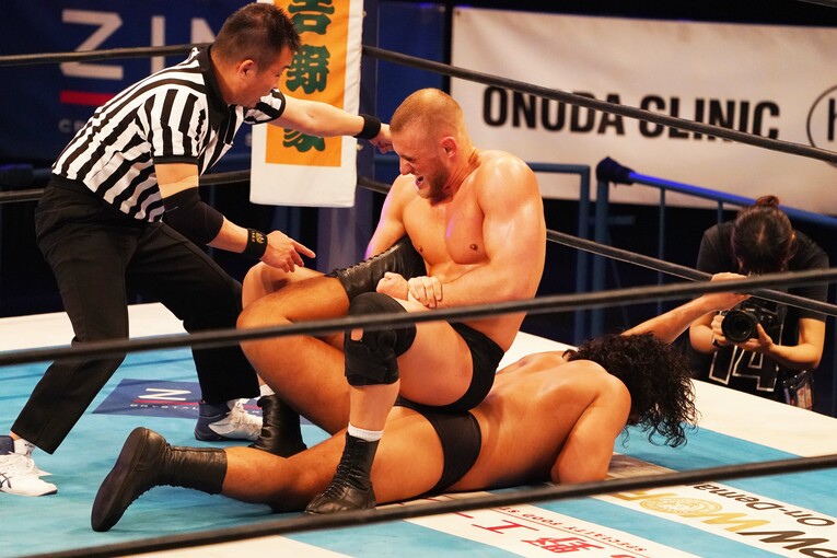 ゲイブリエル・キッドの逆片エビ固めからロープに逃れた辻陽太　©Essei Hara