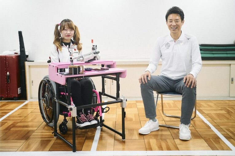 水田光夏選手と会って初めてビームライフルに触れた松岡さん。当初はまったく感覚がつかめなかったが…… ／ photograph by Yuki Suenaga