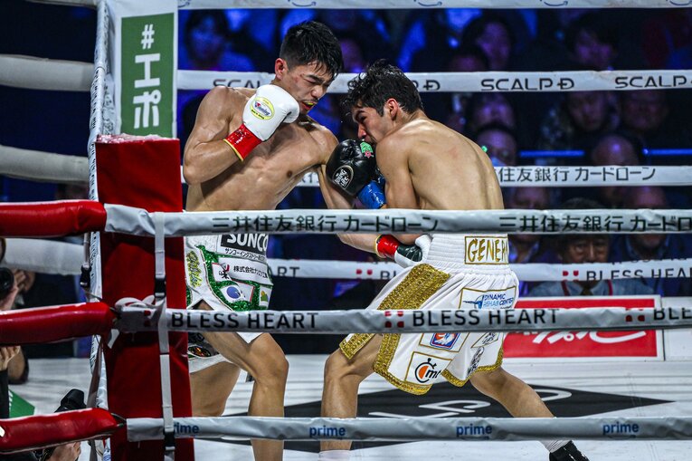 クエジャル戦の3回、ロープを背負いながら左ボディをヒット　©︎Takuya Sugiyama