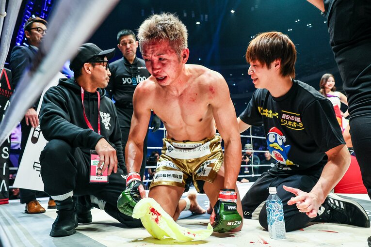 タオルで鮮血をぬぐい、無念の表情を浮かべる久保優太　©RIZIN FF Susumu Nagao