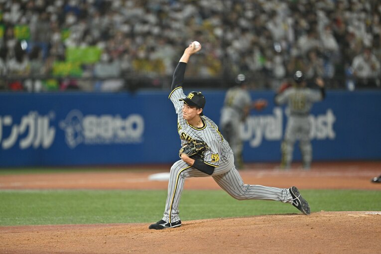 神宮球場でのヤクルト戦で力投する湯浅　©Hideki Sugiyama　