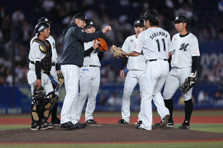 吉井監督からマウンドを託される　©︎Chiba Lotte Marines