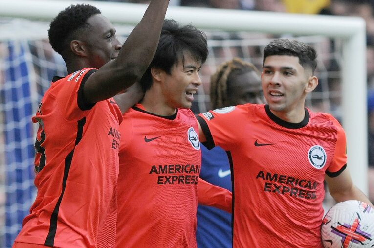 逆転勝ち（2－1）したチェルシー戦で笑顔を見せた三笘薫25歳。写真はウェルベックの1点目でエンシソと喜ぶ姿 ／ photograph by AFLO