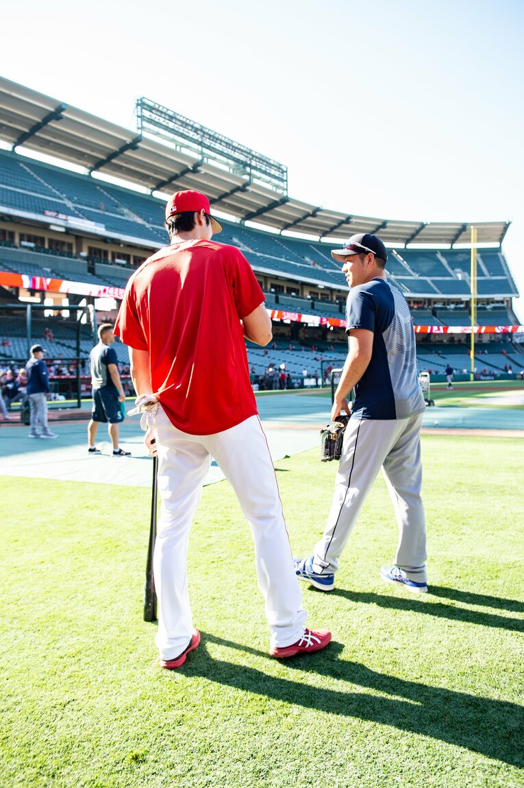 2019年、エンゼルス時代の大谷とマリナーズ時代の菊池の仲良しショット（全3枚中の3枚目）　©Nanae Suzuki
