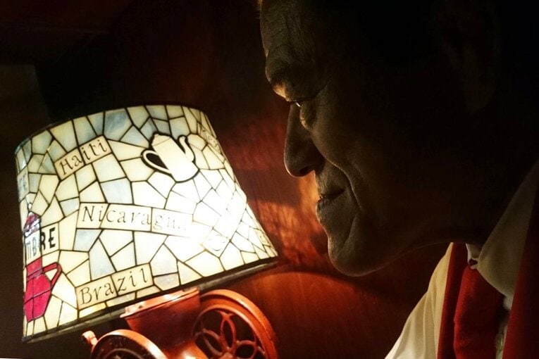 ランブルのカウンター席の一番奥に座る猪木