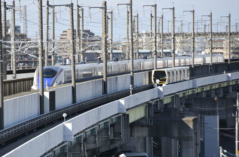 新幹線と並んで走る「ニューシャトル」（右）。コンクリートの軌道の上をゴムタイヤで走る。このニューシャトルに乗って「原市駅」を目指す　©KYODO