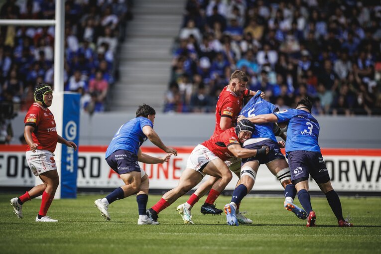 原田衛とジェイコブ・ピアスのダブルタックル　©︎Kiichi Matsumoto