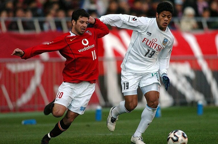 2005年、川崎フロンターレ時代のフッキ。浦和レッズのポンテと競り合う　©Getty Images