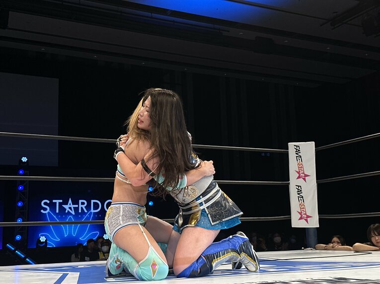 試合後には抱き合った妃南と天咲