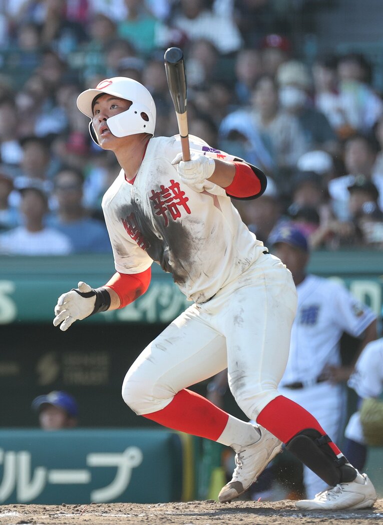 8回裏智弁和歌山は連続ホームランで追いつくが…。写真は4番花田悠月、同点のソロ本塁打　©JIJI PRESS