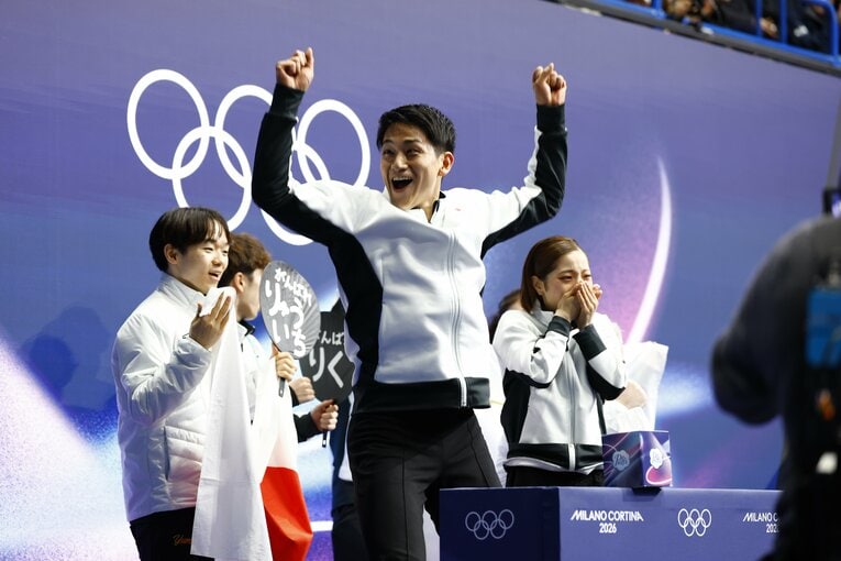 団体戦ショートで自己ベストとなる82.84点のスコアが出て喜ぶ木原と三浦　©️Sunao Noto / JMPA