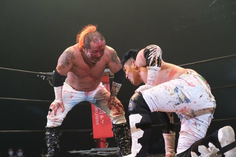 カリスマ葛西純「世の中は無駄な血を一滴も流すな」 頬を串刺し、人間ダーツ…それでもデスマッチが“ただの残虐ショー”ではない理由(32)
