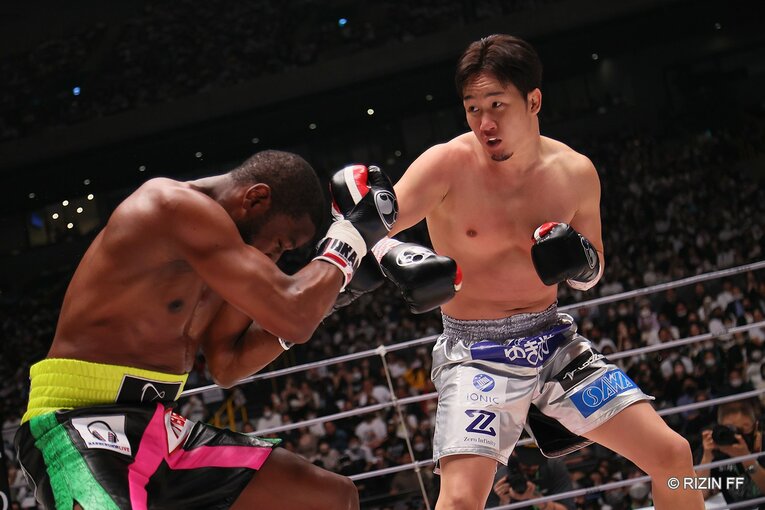 朝倉のファイトを、メイウェザーは「誇りに思う」と語った　©RIZIN FF