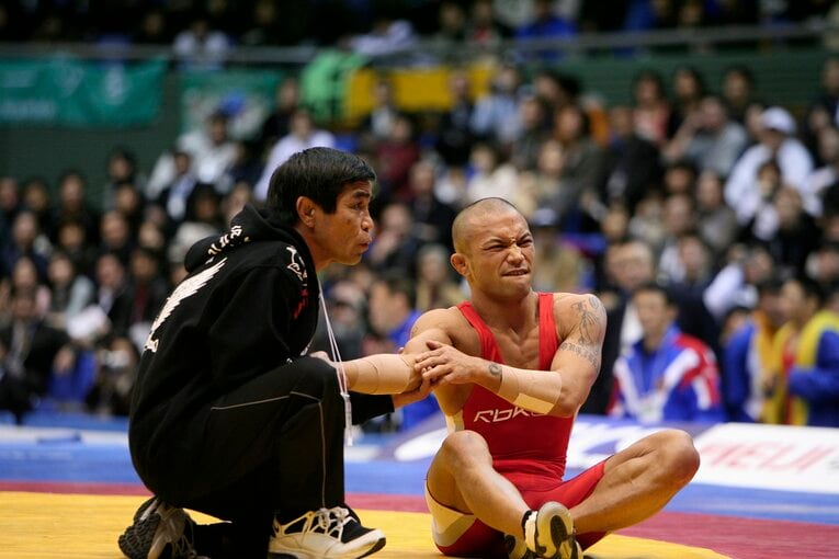 2007年1月28日、レスリング復帰後の全日本選手権、アテネ銅の井上謙二戦。巻投げで右肘を脱臼した　©BUNGEISHUNJU