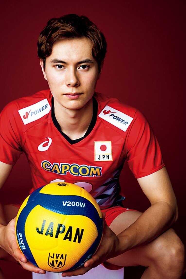 高橋藍（たかはし・らん）2001年9月2日生、京都府出身。'20年、東山高3年時に春高バレーを制し、日本代表初選出。日体大在学中の'21年に東京五輪出場。同年12月からセリエAのパドヴァ、'23-'24シーズンはモンツァでプレーオフ決勝に進出。'24年7月にサントリーサンバーズ大阪入団。188cm、83kg  ©︎Asami Enomoto