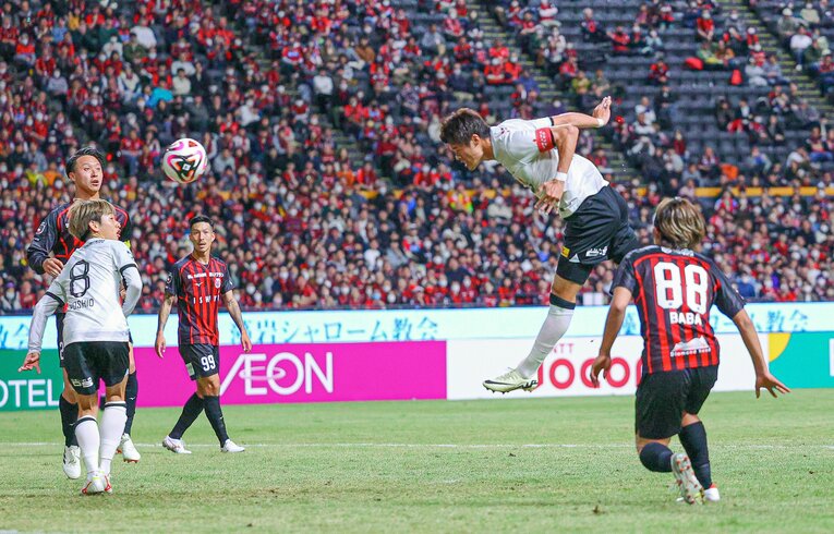 酒井の豪快なヘディングシュートのきっかけは前田がつくった　©JIJI PRESS