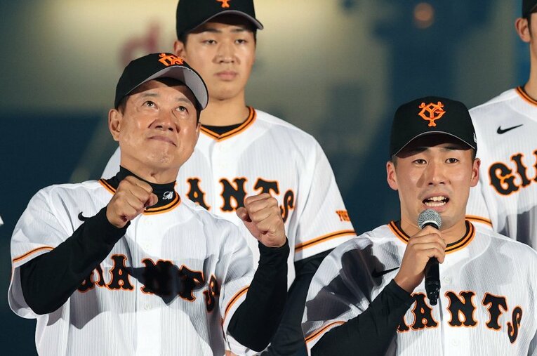 「奪還」をスローガンに掲げ3年ぶりの優勝を目指す巨人・原辰徳監督。ドラ1の浅野翔吾（左）をはじめ新戦力への期待をNumberWebで明かした ／ photograph by JIJI PRESS