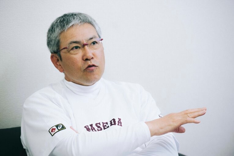 インタビューに応じる小宮山監督　©Asami Enomoto