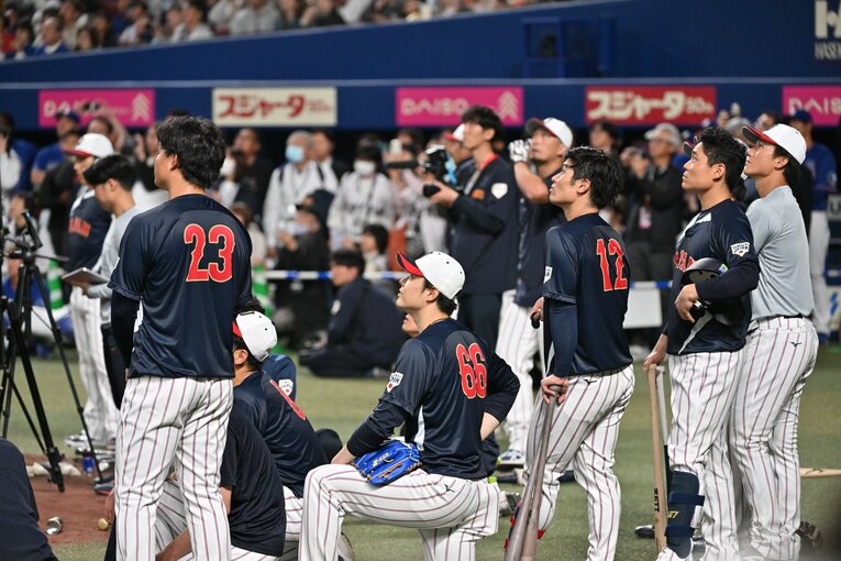 松本裕樹（ソフトバンク）、坂本誠志郎、森下翔太（ともに阪神）ら侍ジャパンのメンバーも大谷の打球を見つめる　©Hideki Sugiyama