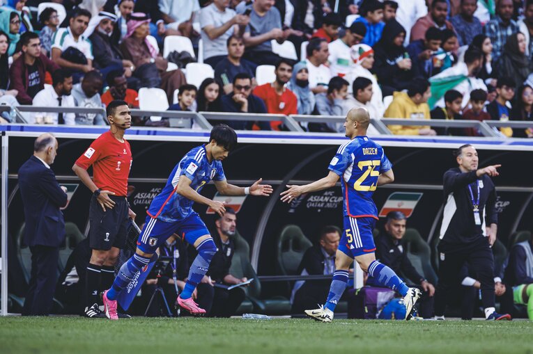 イラン戦、前田大然に代わってピッチに入る三笘薫　©Kiichi Matsumoto