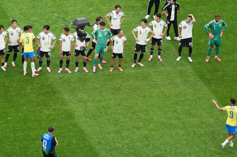 試合終了後、塩貝健人に向けて「5本指」を立て、挑発するクーニャ（右下）　©SPORTS NIPPON／AFLO