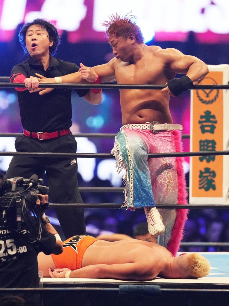 制止したレッドシューズ海野レフェリーを振り払う海野翔太。スタンドがどよめいたシーンだ　©Essei Hara