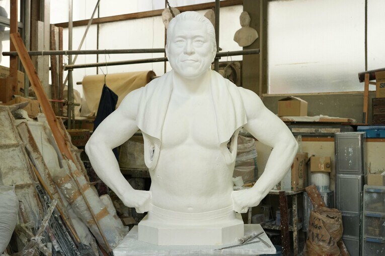 完成間近の猪木の石膏像