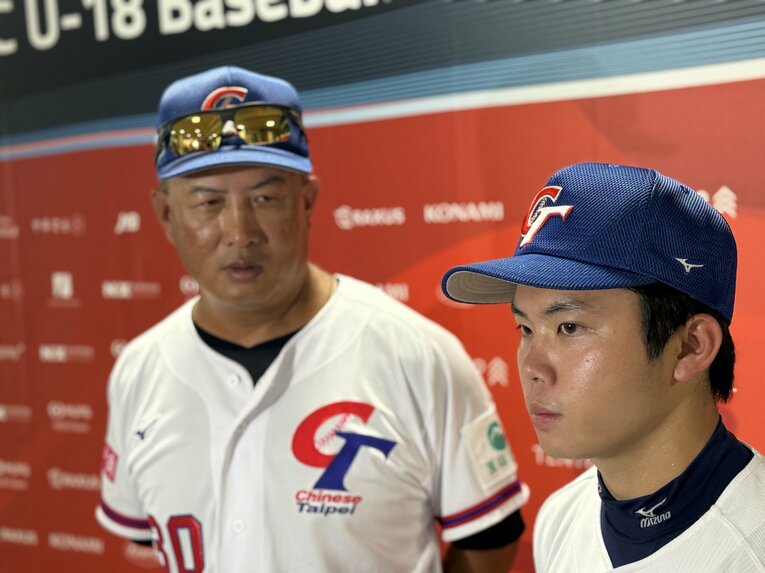 台湾代表のリャオ・ホンユアン監督（奥）、通訳のワン・シンハン ©Yuji Yanagawa