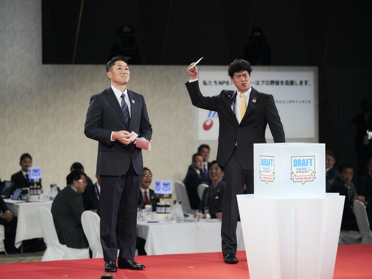 抽選結果に無念の相川新監督（左）とドヤ顔のソフトバンク・城島CBO（右）　©Yuki Suenaga