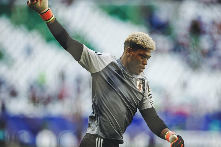 ウォーミングアップするGK鈴木彩艶　©︎Kiichi Matsumoto