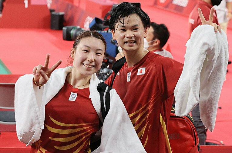 バドミントン混合ダブルスで初のメダル獲得となった渡辺・東野ペア。結成10年で掴んだ銅メダルだった ／ photograph by JIJI PRESS