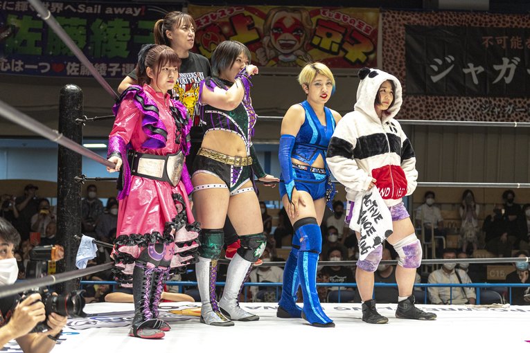 左から梅咲遥、セコンドについた負傷欠場中の高瀬みゆき、三浦亜美、進垣リナ、笹村あやめ