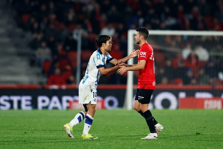 マジョルカ在籍時の元同僚ダニ・ロドリゲスが交代の際には手を合わせた　©Daisuke Nakashima