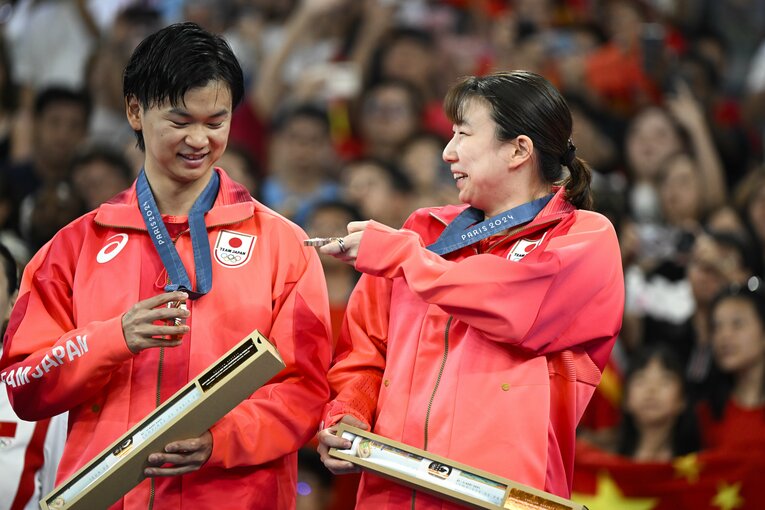 パリ五輪の表彰式にて。互いを思いやる渡辺と東野だからこそ、歩んでこれた道のりだった　©Asami Enomoto/JMPA