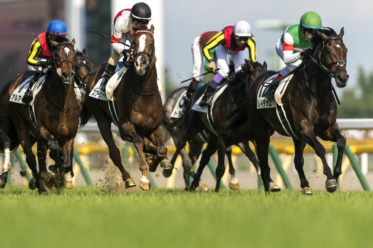 第84回（2017年）日本ダービーを制したレイデオロとルメール　©︎Takuya Sugiyama