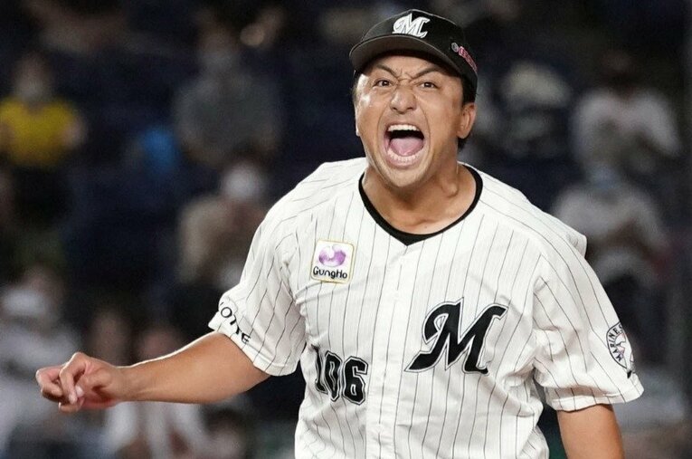 9月8日、ロッテ移籍後初登板の日本ハム戦、3者三振に仕留めた澤村拓一。 ／ photograph by Kyodo News