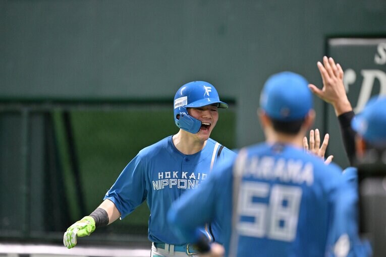 ［第5戦］ホームに帰ってきて喜ぶ清宮　©Hideki Sugiyama