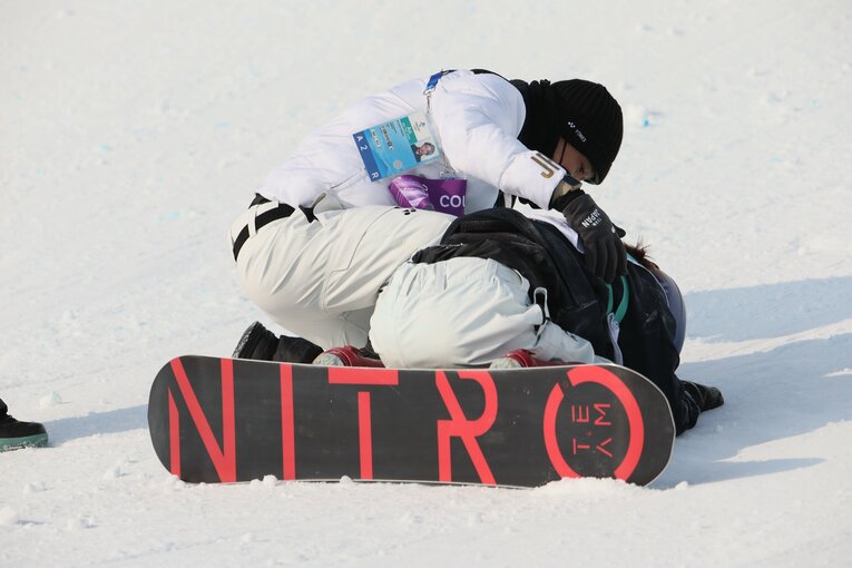 スノーボード女子ビッグエア決勝で大技に挑戦し転倒、流血した鬼塚雅。「ちゃんと挑戦できて幸せ」だと健気なコメントを残した