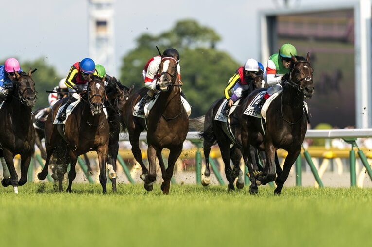 第84回（2017年）日本ダービーを制したレイデオロとルメール　©︎Takuya Sugiyama