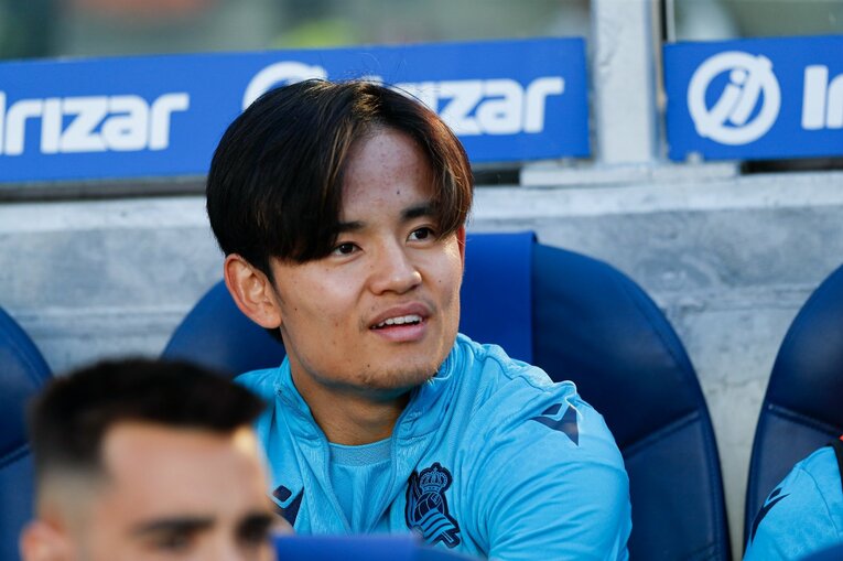 「クボはノルマル（普通）よ」辛口おばあちゃんにバルで遭遇も…カメラマンが撮った久保建英21歳の“軽快ドリブル＋母・祖母のような愛”(59)