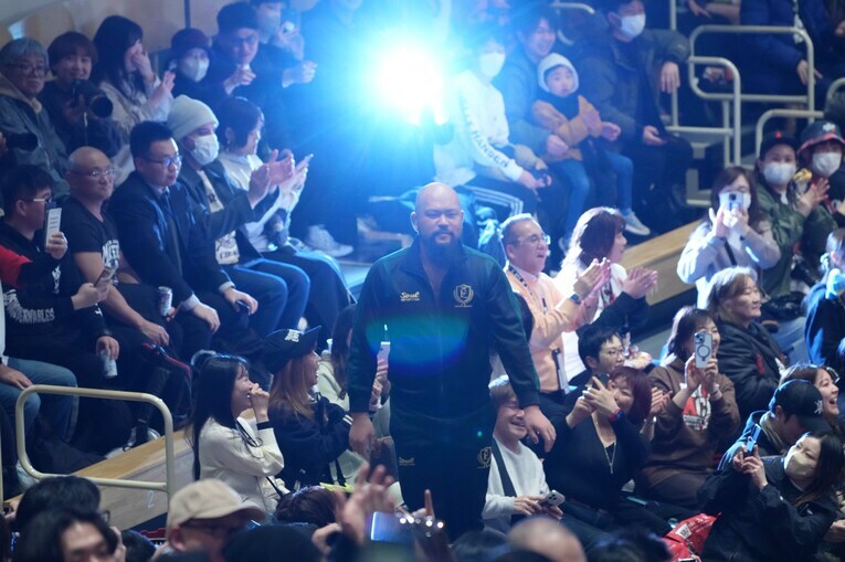 客席を回るグレート-O-カーン　©Essei Hara