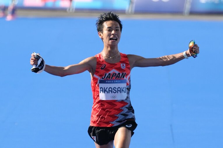 世界的には“ほぼ無名”の存在ながら、パリ五輪の男子マラソンで6位入賞を果たした赤崎暁。2時間9分台だった持ちタイムも「2時間7分32秒」まで更新した ／ photograph by Ryosuke Menju/JMPA