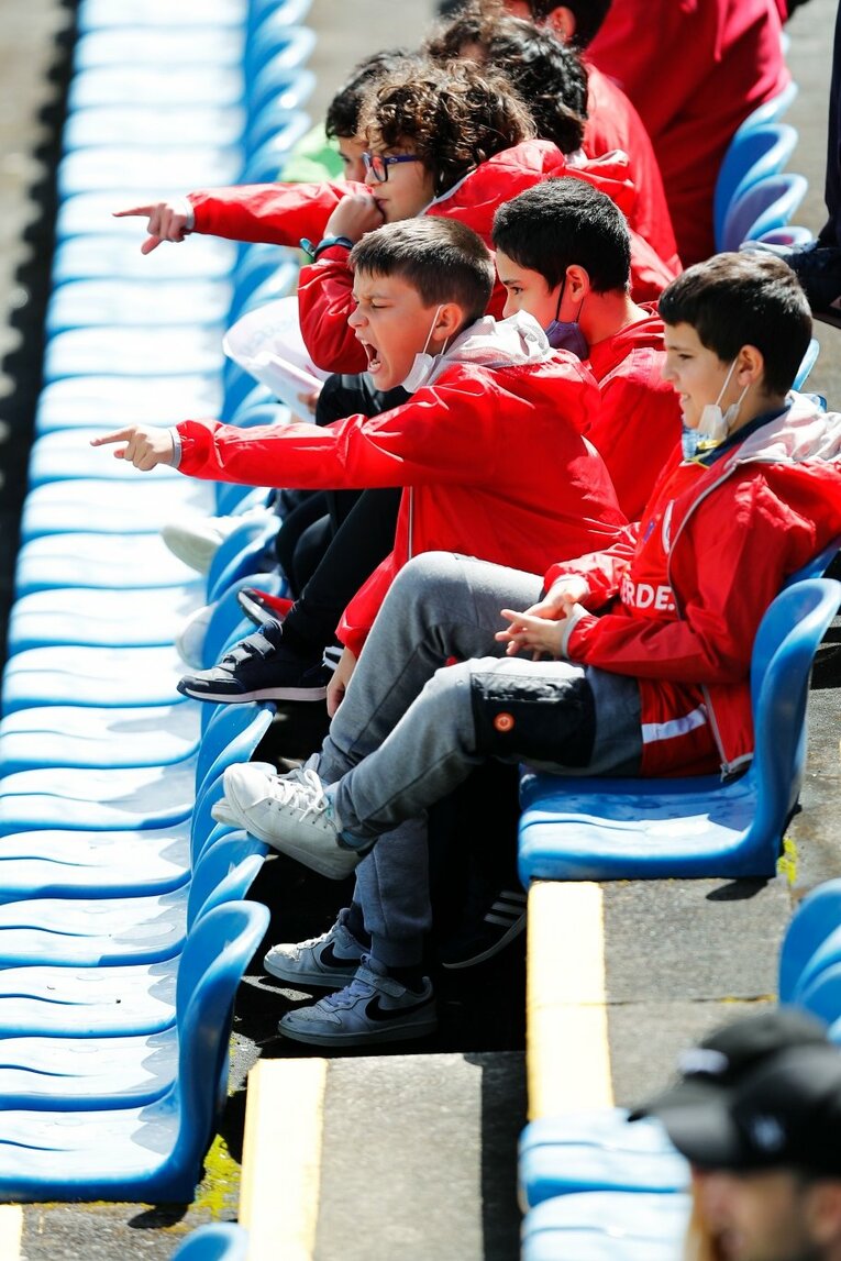 「山の斜面にスタジアム」「守田英正のお薦め料理は…」日本代表MFが戦う“離島クラブ”は美しい風景とグルメ満載だった《現地で撮影》(11)