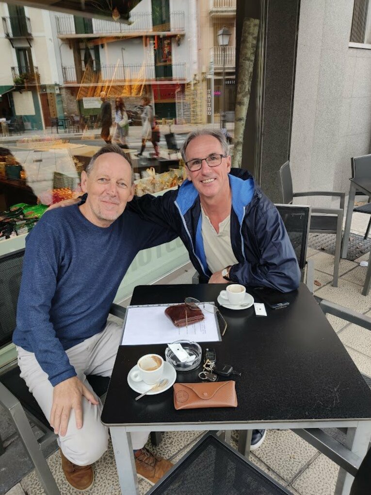 行きつけのカフェで取材に応じてくれたゴリス氏（右）とバスク在住英国人のコラムニスト、フィール・ボール氏（左）　©︎PHIL BALL