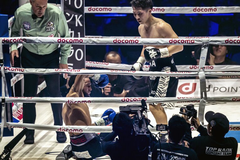 だらりと崩れ落ちたネリ（1枚目／2枚）　©Takuya Sugiyama